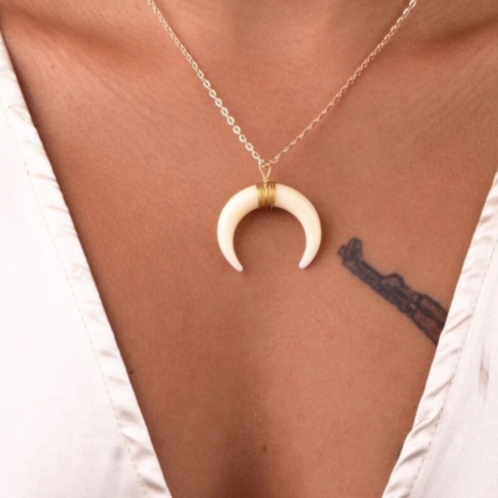 🎉 New White Crescent Moon Pendant Necklace